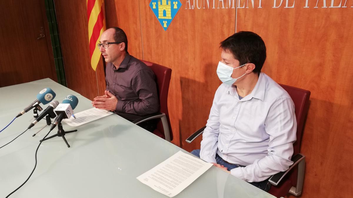 L&#039;alcalde de Palamós, Lluís Puig i el regidor de Medi Ambient, Xavier Lloveras, durant la roda de premsa de presentació del procés participatiu vinculat a la nova Ordenança de residus i neteja viària