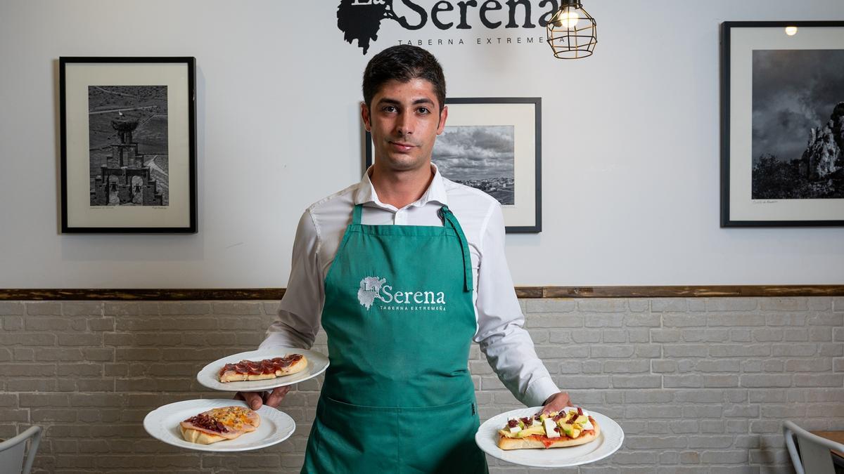 Julen Domínguez, con el desayuno de ‘Taberna La Serena’.