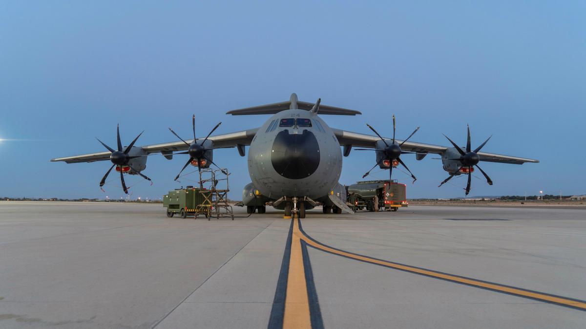 Uno de los aviones en el aeropuerto de Zaragoza esta mañana.