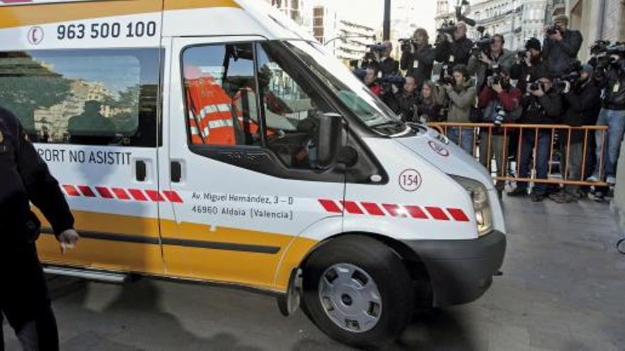 Ambulancia que ha trasladado a Francisco Correa hasta el TSJ de la Comunidad Valenciana