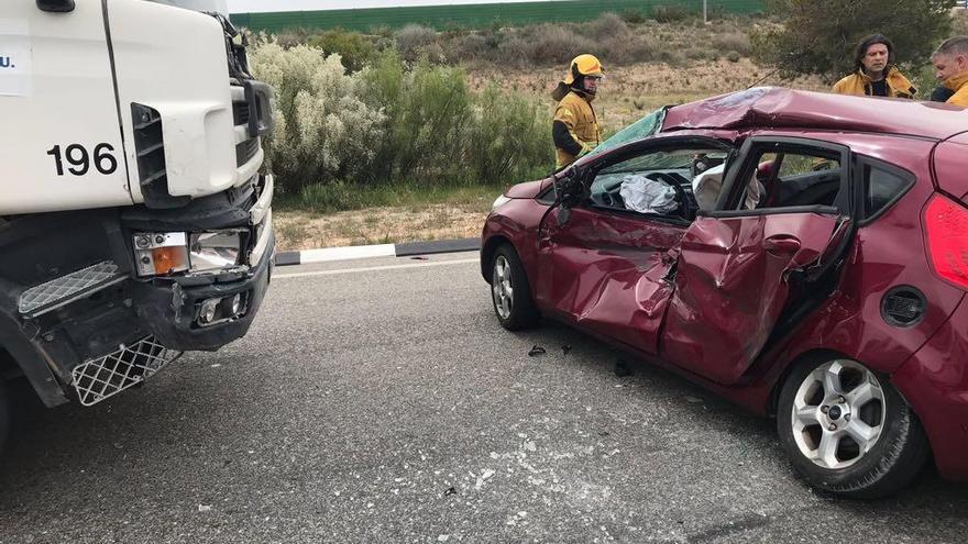 Los bomberos excarcelan a tres mujeres atrapadas tras un accidente con un camión