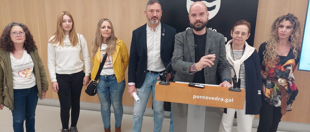 Iván Puentes, con las representantes de los colectivos animalistas.