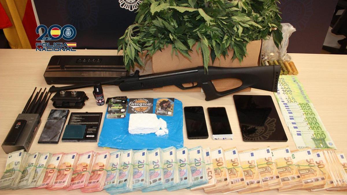 Material incautado en la operación contra la venta de droga en Vilanova de Arousa