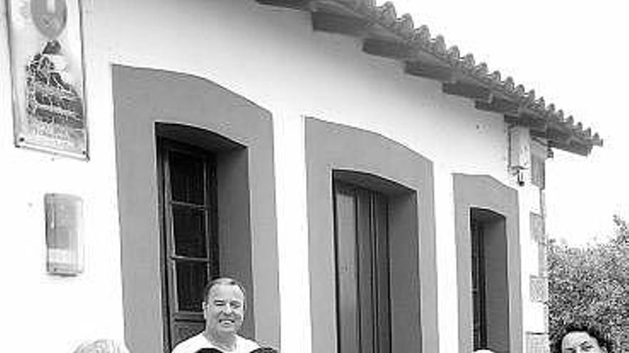 Domingo Ugarte, de pie junto a los peregrinos, ayer, en el albergue.