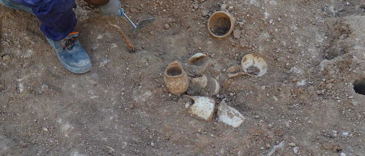 Hallan una vajilla completa del siglo XV en la excavación arqueológica de la plaza del Ángel de València