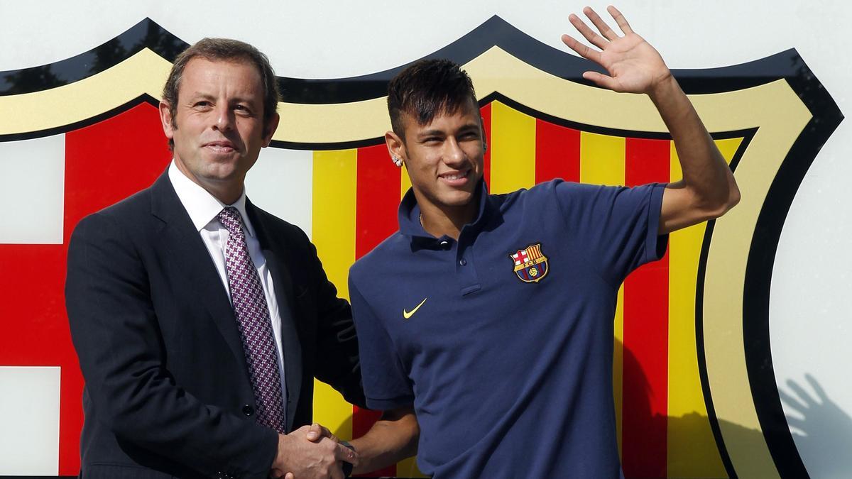 Sandro Rosell y Neymar, en la presentación del jugador tras su fichaje por el Barcelona en 2013.