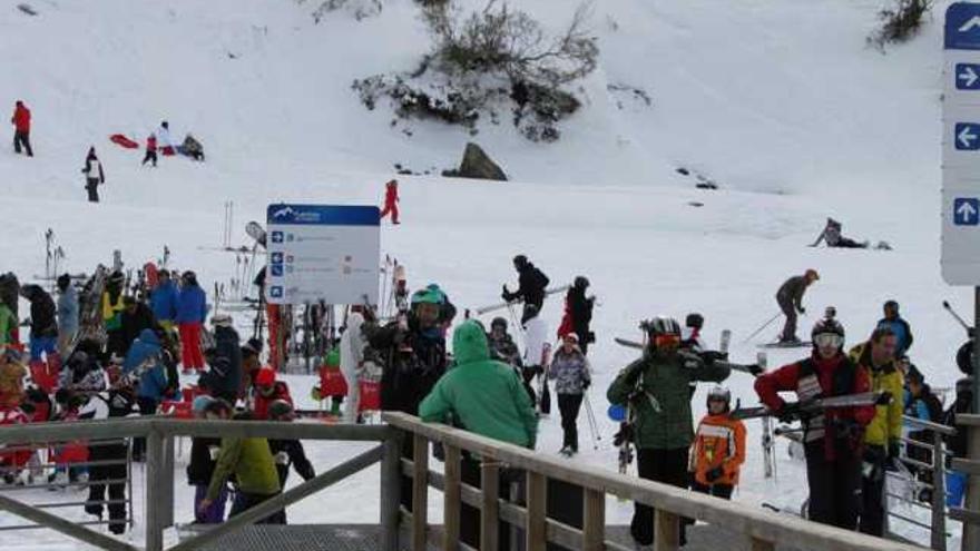 Esquiadores en Fuentes de Invierno el pasado 27 de diciembre, durante las fiestas de Navidad.