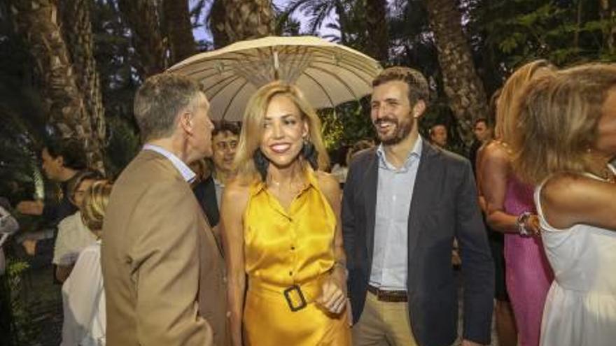 Distintos momentos del acto familiar celebrado anoche en Elche, al que acudió el líder del PP nacional, Pablo Casado, marido de una de las descendientes de Juan Orts.