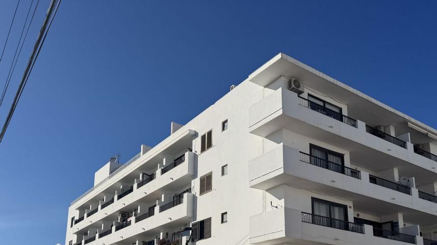 El edificio Es Vedrà en es Canar, donde el pasado mes de enero okuparon el piso del matrimonio. | E.T.K