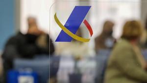 Varias personas esperan en una oficina de la Agencia Tributaria de Madrid, el año pasado.