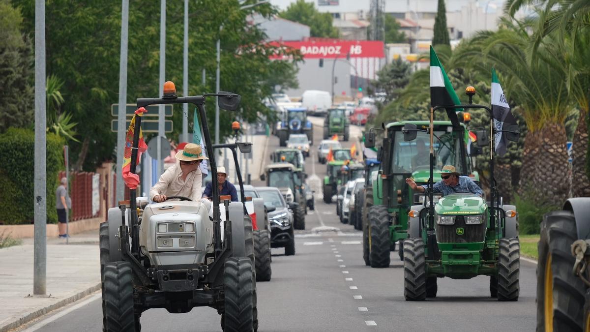 Los tractores recorren la avenida Luis de Góngora de Badajoz.