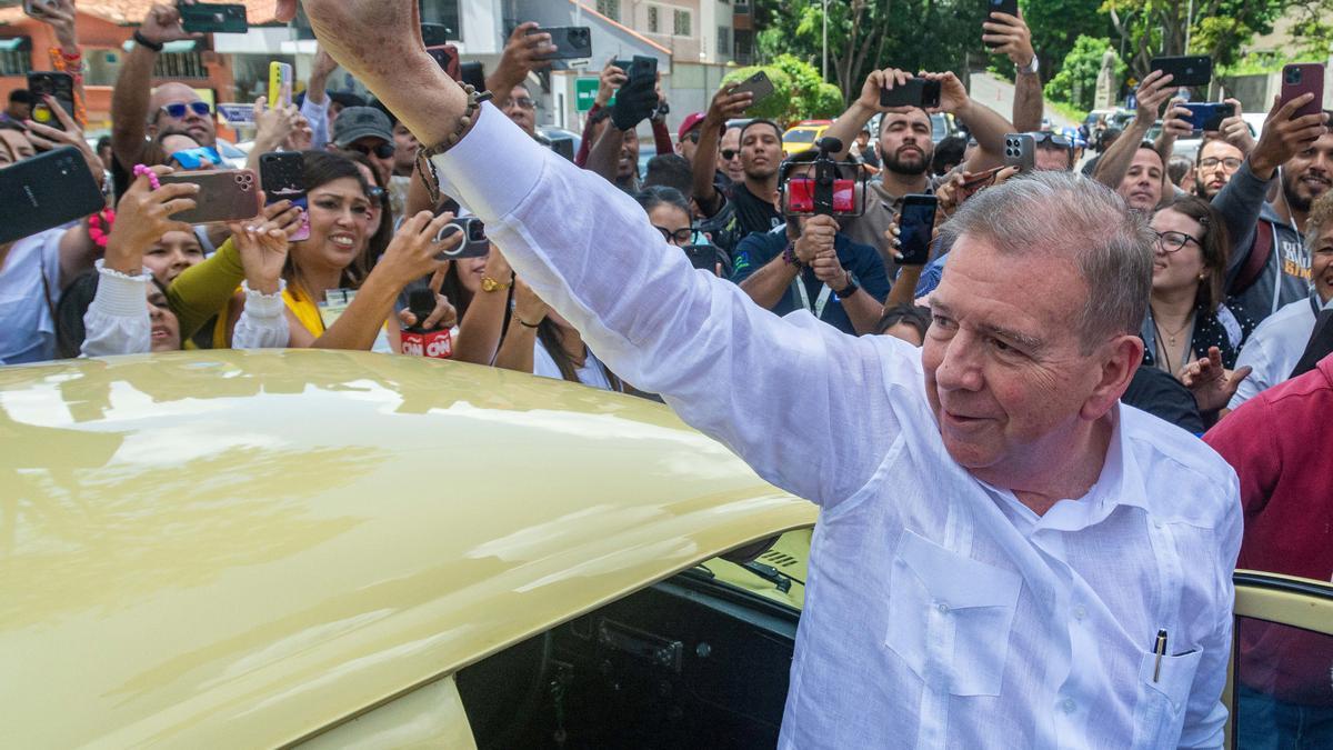 Archivo - El candidato opositor Edmundo González acude al centro de votación