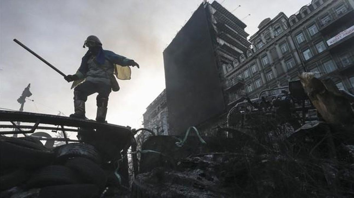 Un manifestant contra el govern sobre una barricada a Kíev.