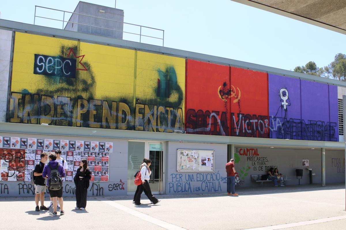 La Junta Electoral de Zona de Sabadell obliga la UAB a retirar un mural independentista de la plaça Cívica