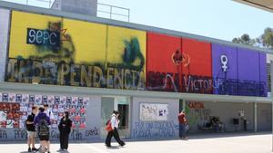 La Junta Electoral de Zona de Sabadell obliga la UAB a retirar un mural independentista de la plaça Cívica