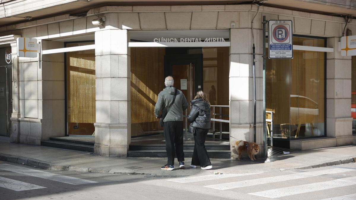 ALZIRA ANESTESISTA NIÑA MUERE | Detenidos por homicidio imprudente el anestesista y la dueña de la clínica dental de Alzira donde fue atendida la menor fallecida ALZIRA ANESTESISTA NIÑA MUERE | Detenidos por homicidio imprudente el anestesista y la dueña de la clínica dental de Alzira donde fue atendida la menor fallecida