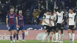 Un derbi eléctrico que lanza al Valencia y hunde al Levante (3-4)