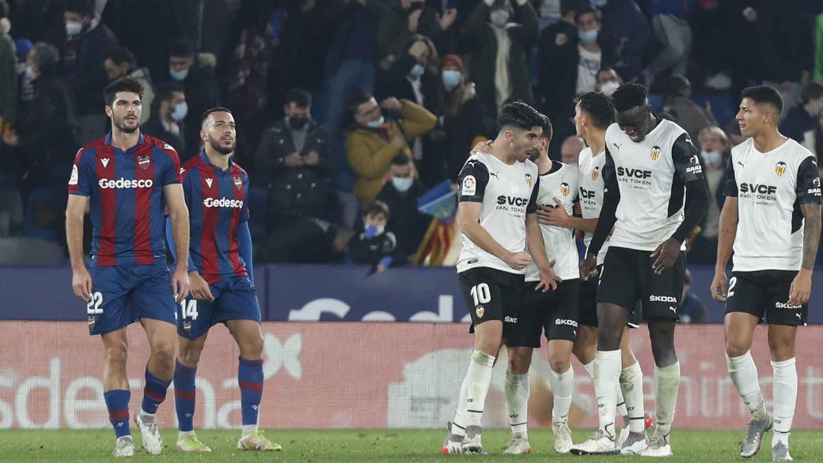 El Valencia celebra uno de los goles del Derbi