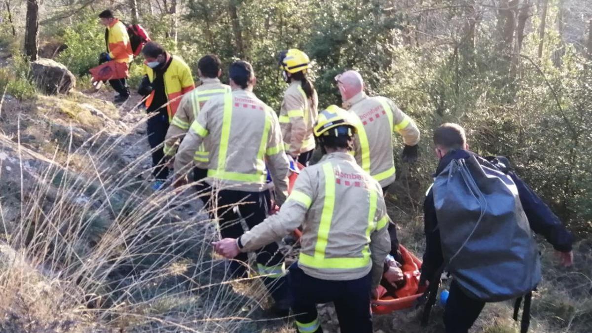 Els Bombers traslladant la dona ferida amb llitera