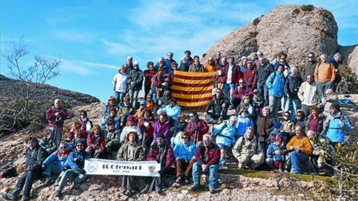 Acto del centenario 8Miembros de la AEC posan el 1 de diciembre tras colocar un pesebre en Montserrat.