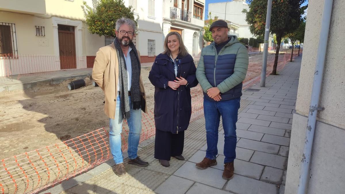 Javier Cortés, María Jesús Serrano y Antonio Morales, en la calle Catedrático Alcalá Santaella de Baena.