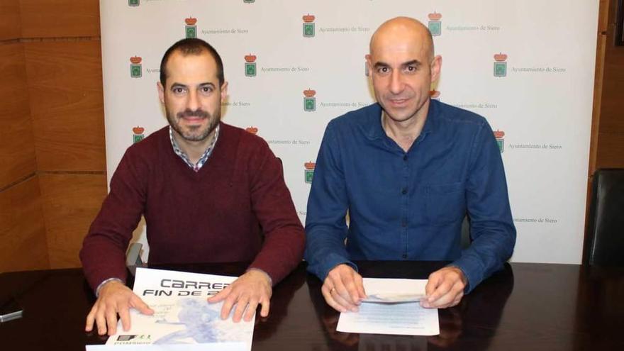 El alcalde, Ángel García, y Virginio Ramírez, ayer durante la presentación de la prueba de fin de año.