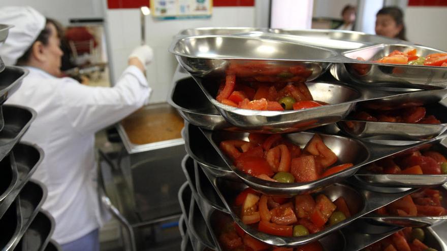 Una cocinera prepara el almuerzo en un centro de la capital.