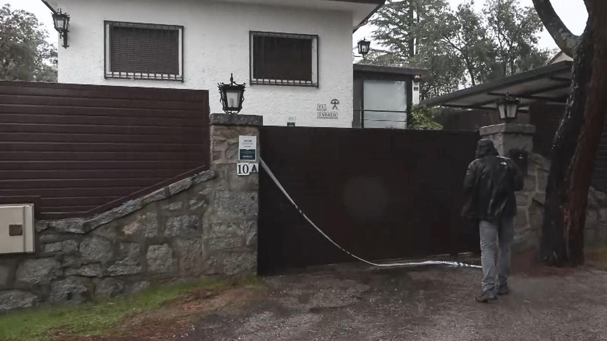 Vista del exterior del chalet situado en la calle de la Jara, en la localidad madrileña de Alpedrete, donde un hombre y una mujer, ambos de 60 años, que eran pareja, han sido encontrados muertos con signos visibles de violencia.