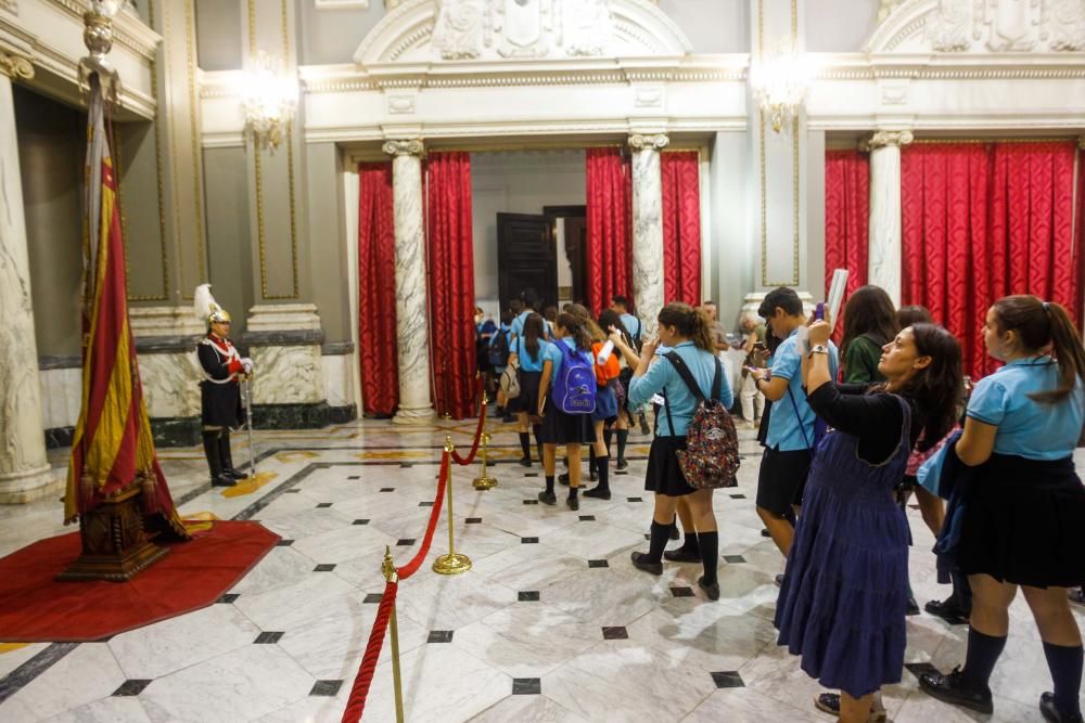 Los valencianos visitan la Real Senyera, expuesta en la sala de cristal