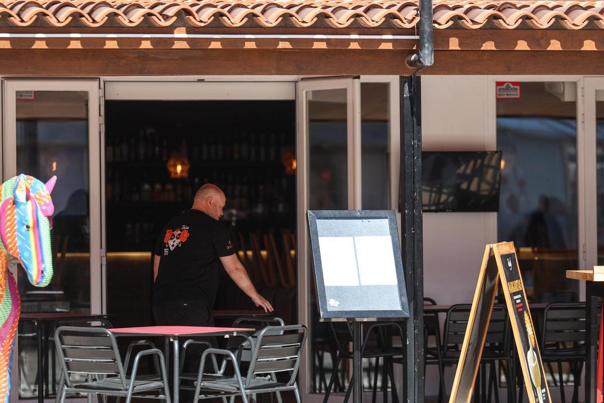 Galería: algunos establecimientos de Platja d'en Bossa han subido sus persianas desde la Semana Santa