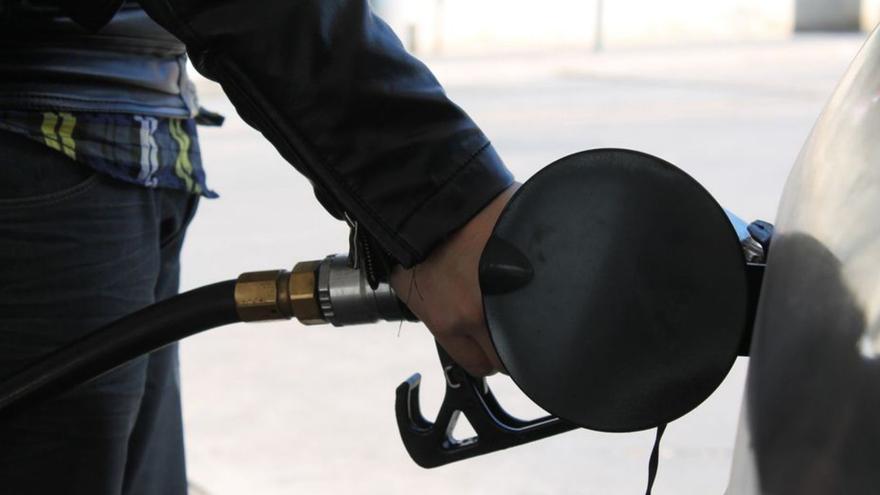 Los carburantes siguen abaratándose por ahora en Asturias, pese al alza del crudo