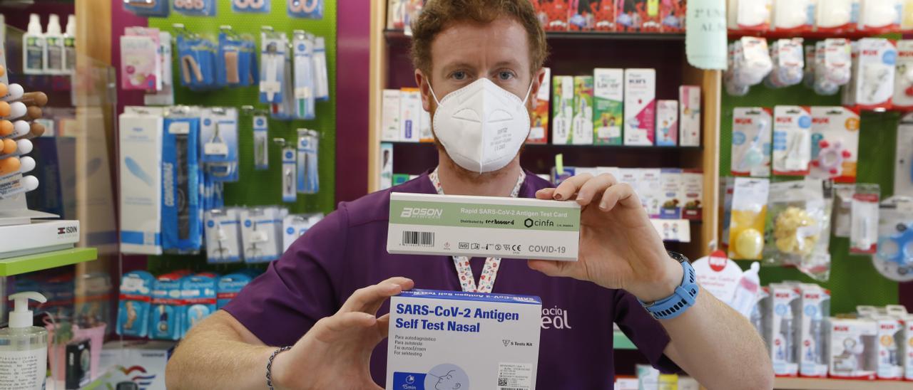 En la farmacia Areal, con los test de autodiagnóstico.