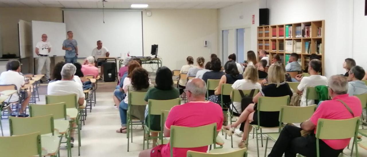 Reunión del colectivo de padres de alumnos en el instituto Mendiño de Redondela.  // FdV