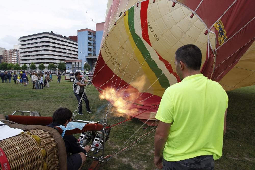 Salida de la regata de globos aerostáticos desde el "solarón", en Gijón.