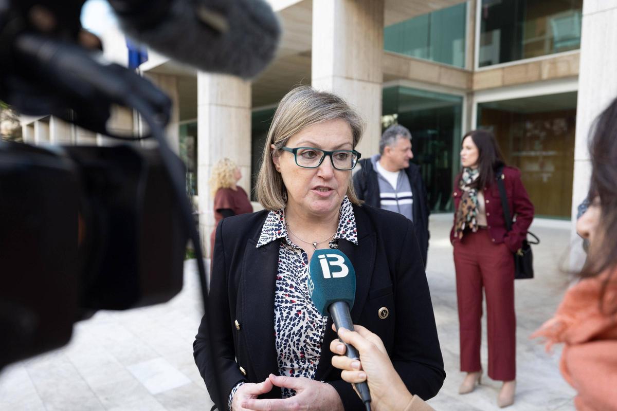 Las imágenes de la concentración para el minuto de silecio por la viíctima mortal de violencia machista en Mallorca