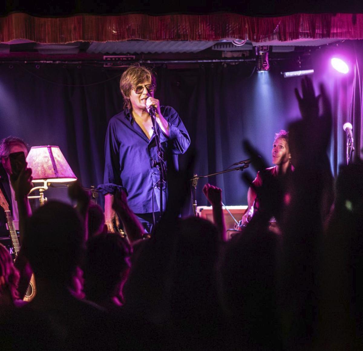 Concierto de Nacho Vegas en la clausura, hace un año, de La Salvaje, uno de los pocos locales de Oviedo que sí tenían licencia de discoteca. | JULIÁN RUS