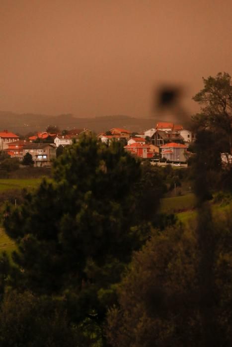 Oscuridad y fuerte olor a humo en toda Asturias