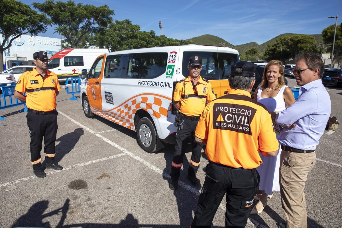 La presentación de la nueva furgoneta de refuerzo para el equipo de Protección Civil de Ibiza