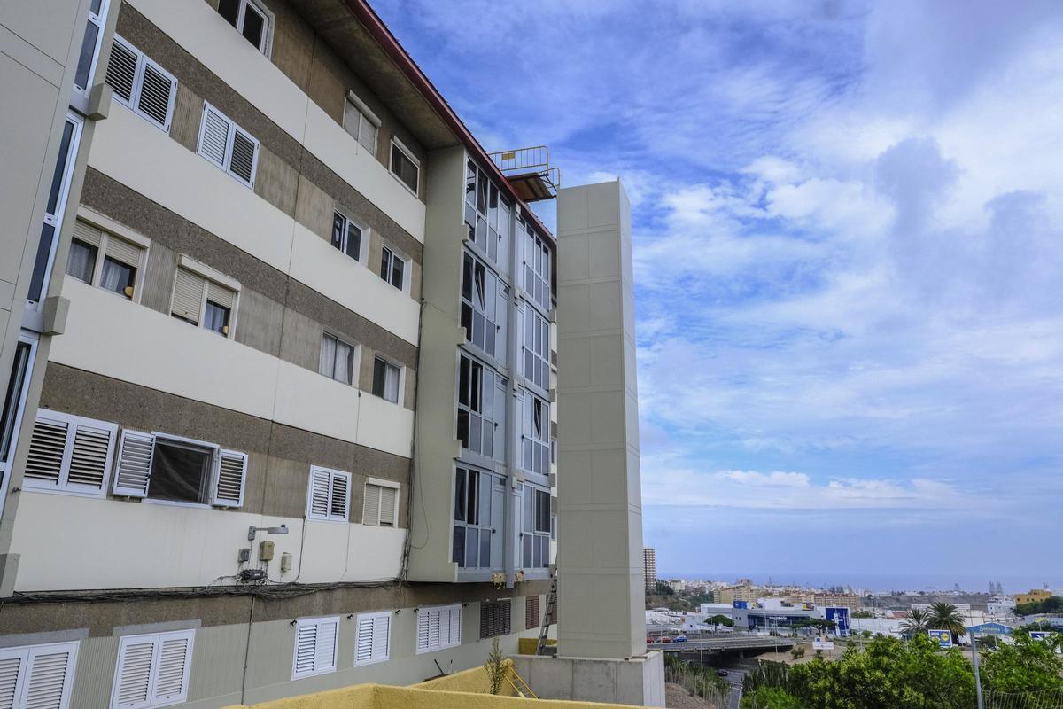 Estructura instalada para los ascensores exteriores en la trasera de la calle Ruperto Chapí, en La Paterna.