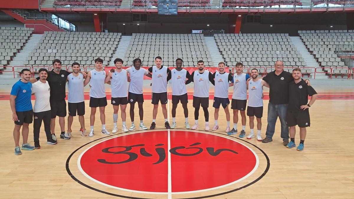 Plantel del CB Aridane en el Pabellón Adolfo Suárez de Gijón.