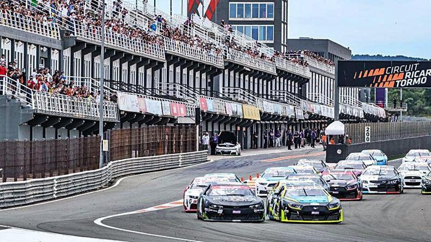 Cientos de espectadores en la primera carrera de la NASCAR en Cheste