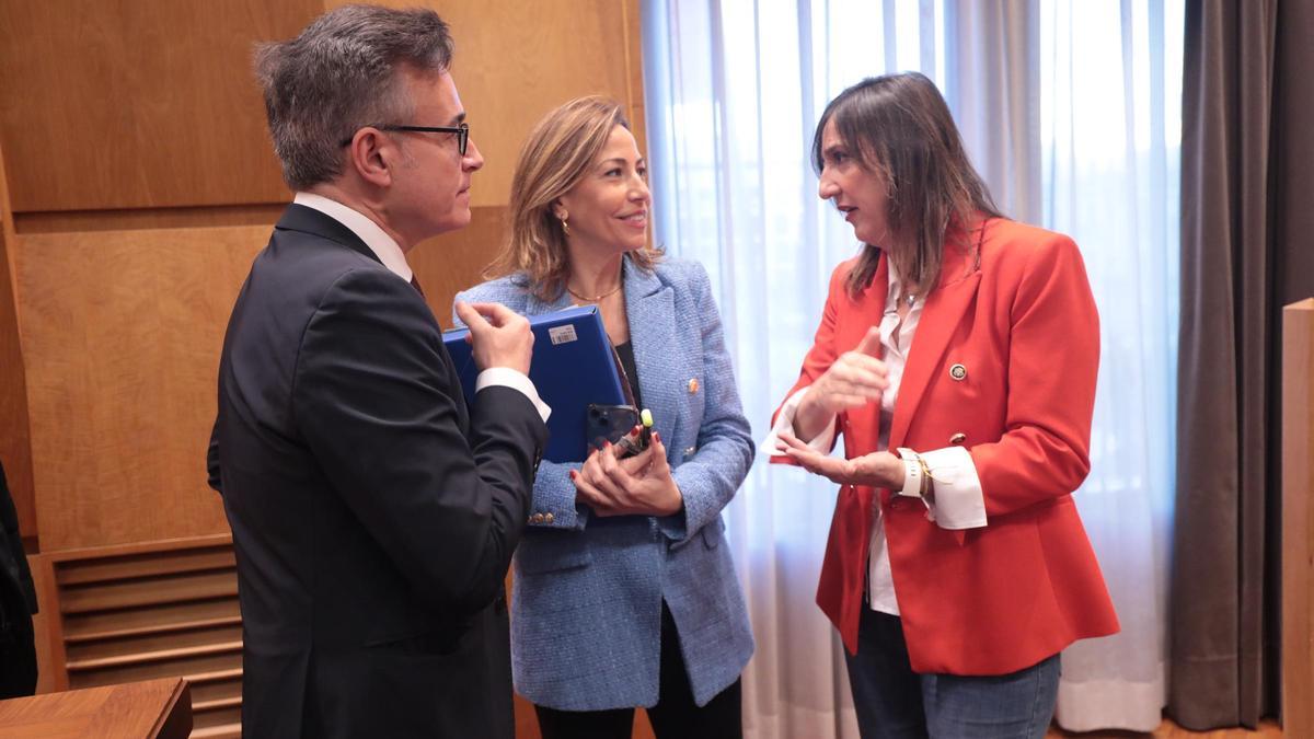 Lola Ranera (dcha), junto a Natalia Chueca y Víctor Serrano en un pleno del mes de diciembre.