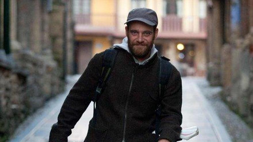 Juan Luis Tuñón, con su bicicleta, en Avilés.