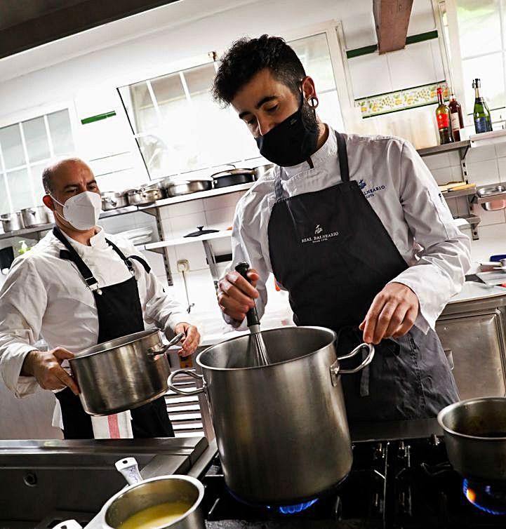 Víctor Cueto y Alberto Velasco, ayudante y jefe de cocina, respectivamente, en plena tarea. | Mara Villamuza