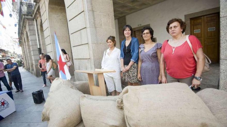 La portavoz nacional del BNG y la portavoz municipal, ambas en el centro, ayer, en el acto ante el Rosalía.