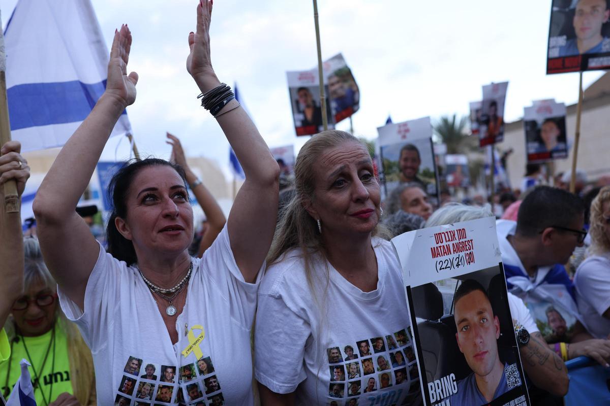 Cientos de personas aguardan en Tel Aviv el regreso de los rehenes liberados por Hamás