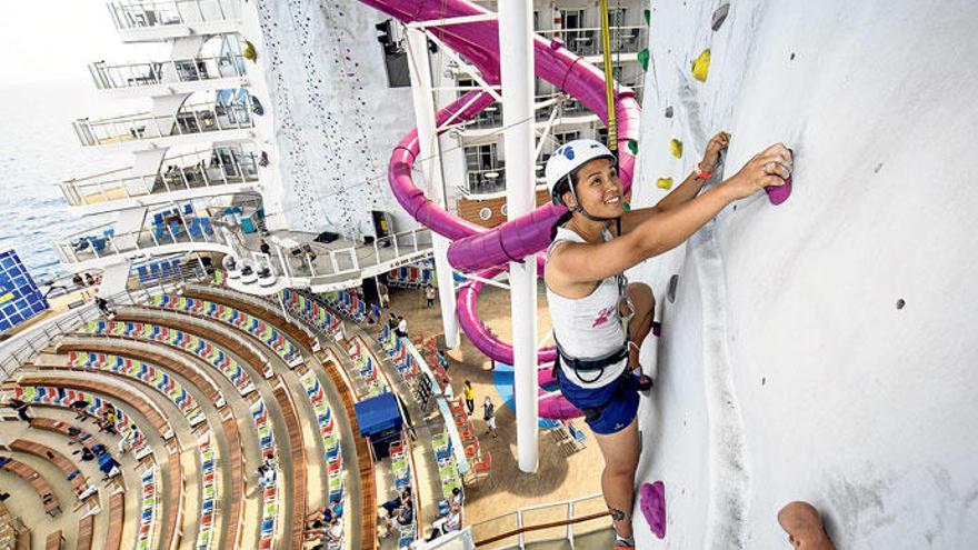 Schwindelfrei muss sein, wer sich auf der „Symphony of the Seas&quot; auf die 15 Meter hohe Kletterwand wagt.