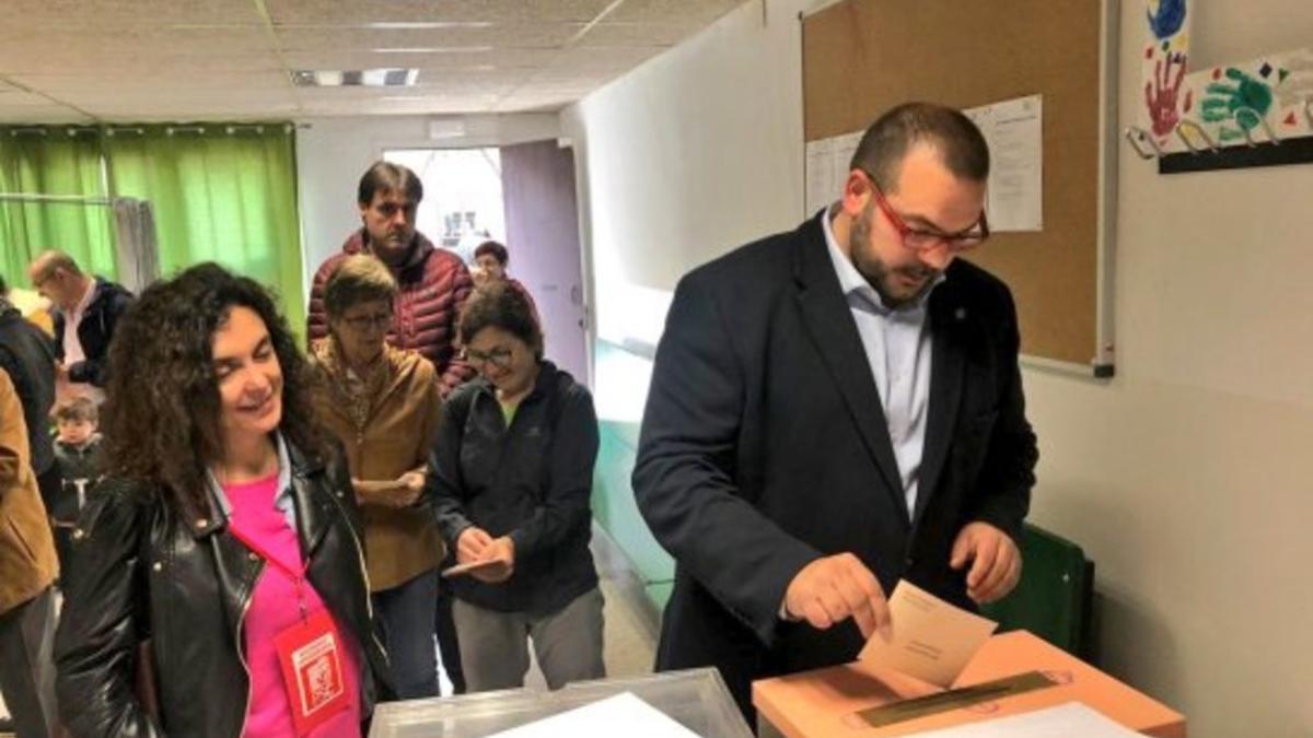 El alcalde de Mataró, David Bote (PSC), en el momento de votar este pasado domingo, en las elecciones generales.