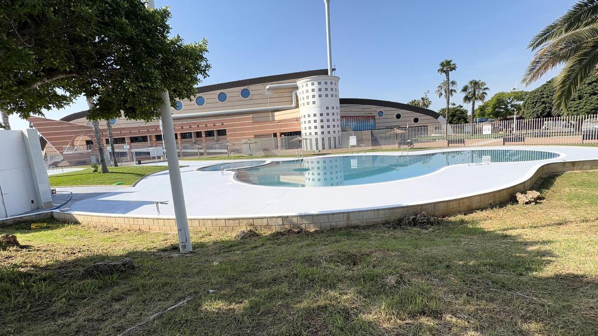 Piscina recreativa exterior preparada para su apertura en instalaciones deportivas municipales