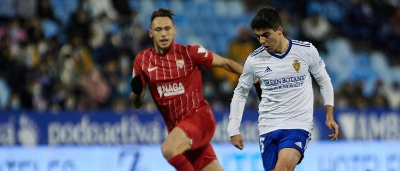 Enrique Clemente, vigilado por Lucas Ocampos en un partido entre el Zaragoza y el Sevilla en Copa del Rey. | | LP/DLP